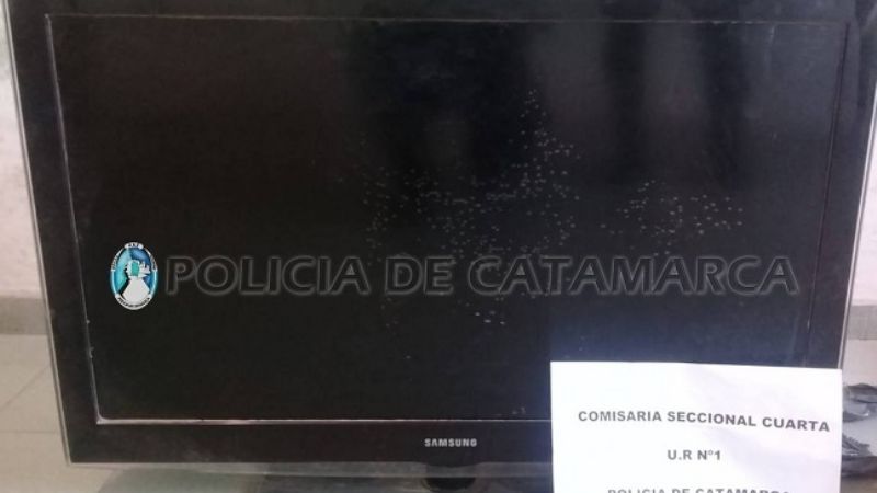 Los sorprendieron vendiendo un televisor robado