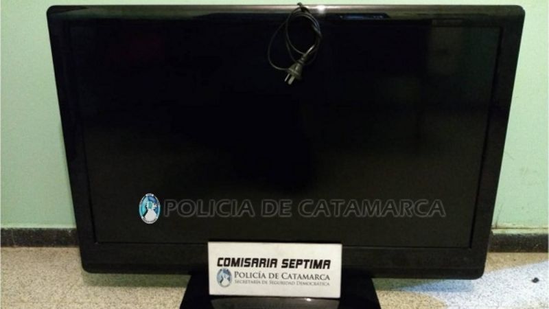 Iban en la moto con un tele de dudosa procedencia