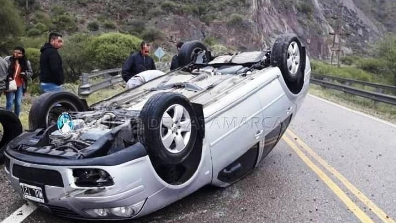 Volcó un auto en Belén