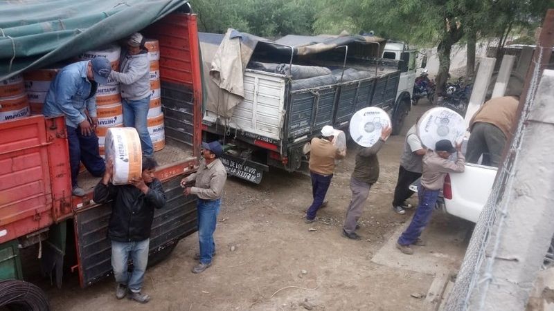 Pimentoneros de Santa María recibieron materiales para obras de riego