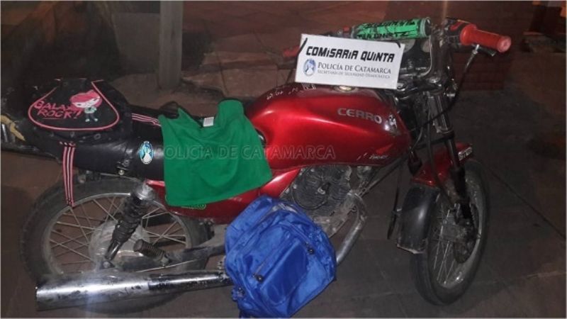 Los detienen con ropa robada de un local comercial