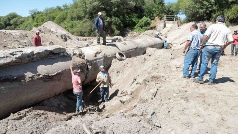 Trabajan para recuperar el canal de riego en Miraflores