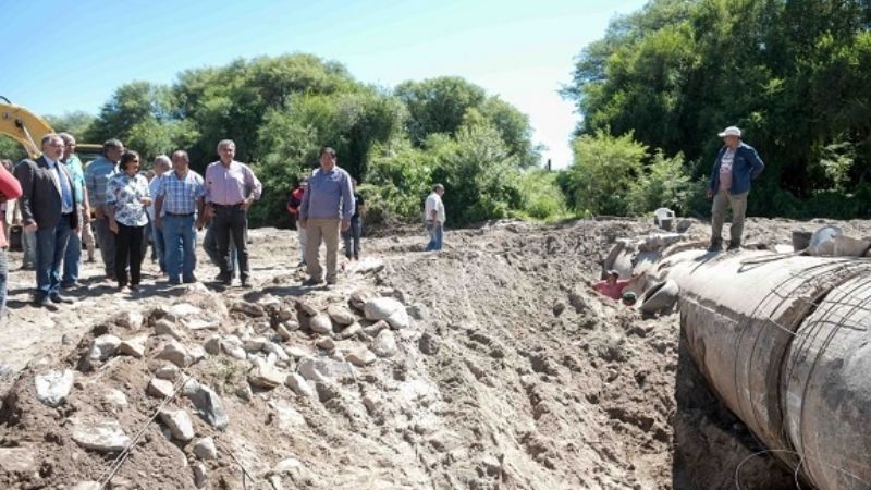 Trabajan para recuperar el canal de riego en Miraflores
