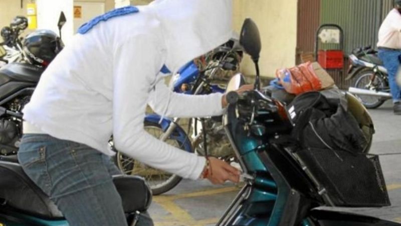 Lo sorprendieron cuando forzaba una moto para llevársela