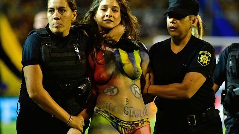 Mujer semidesnuda pidió por “la paz” en el fútbol