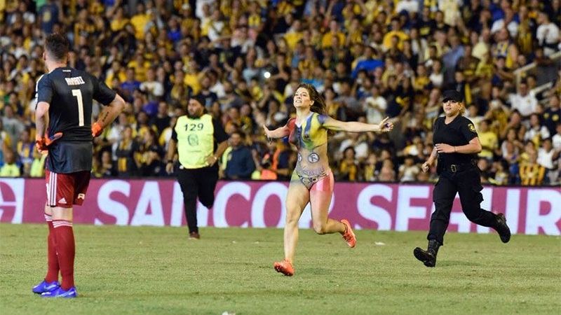 Mujer semidesnuda pidió por “la paz” en el fútbol