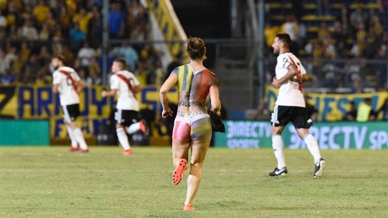 Mujer semidesnuda pidió por “la paz” en el fútbol