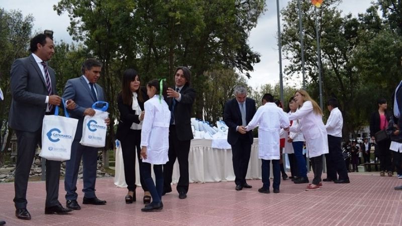Entrega de guardapolvos a alumnos de todas las escuelas públicas de la provincia