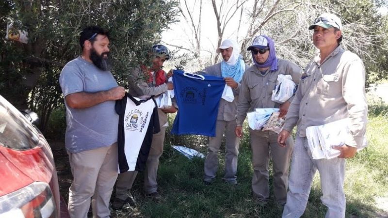 UATRE entregó guardapolvos, kit escolares y camisetas
