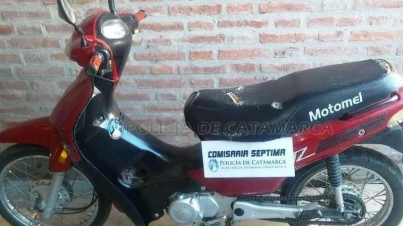 Manejaba una moto requerida por la Justicia