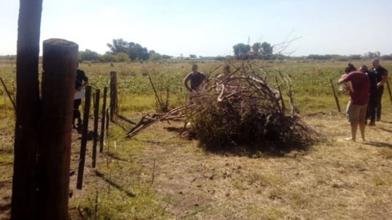 La mató con un hacha, la ocultó en un campo y se entregó a la Policía
