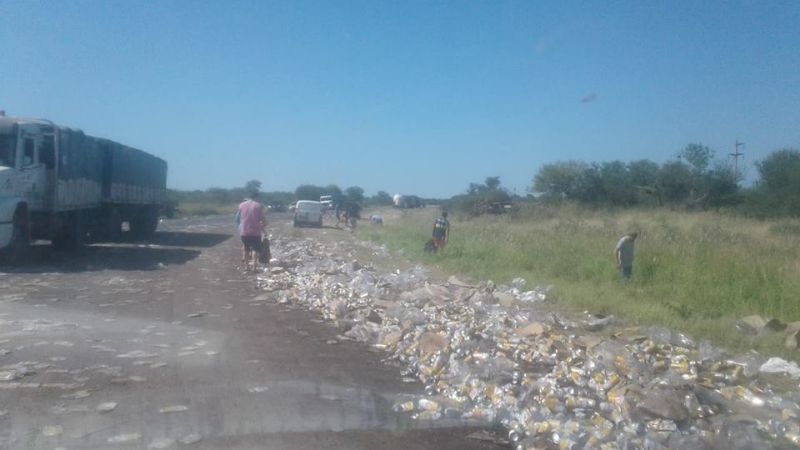 Volcó otro camión que trasladaba latas de cerveza