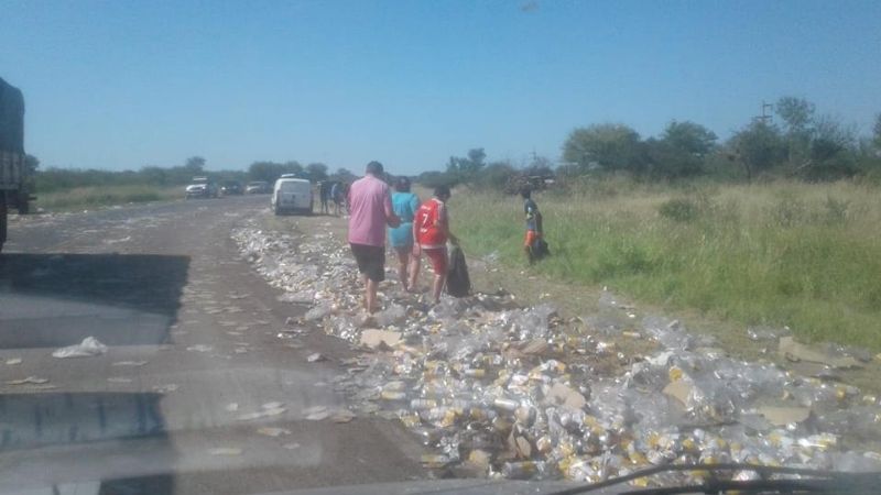 Volcó otro camión que trasladaba latas de cerveza