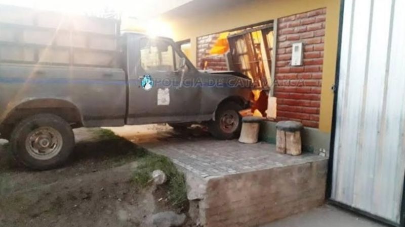 Perdió el control de la camioneta y casi termina dentro de una casa