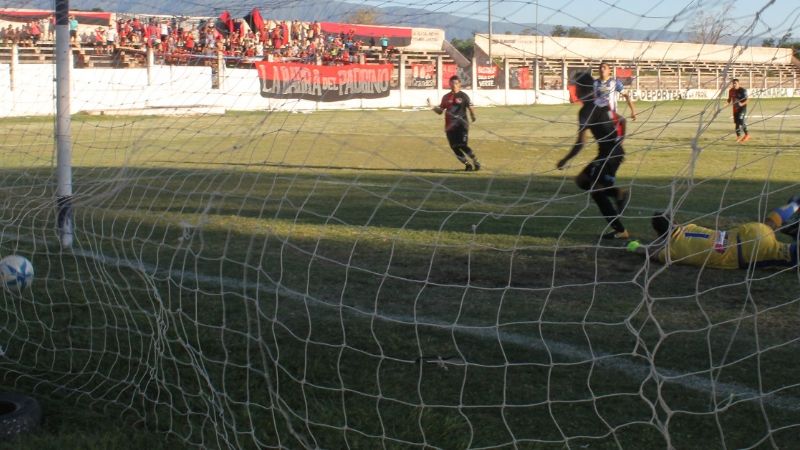 El “Sagrado” venció al “Loco” y trepó a la cima