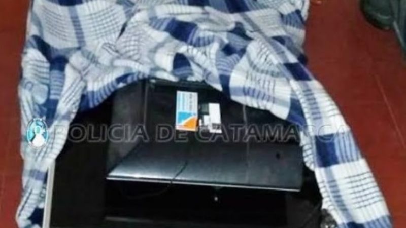 Lo sorprendieron robando dos televisores en una casa