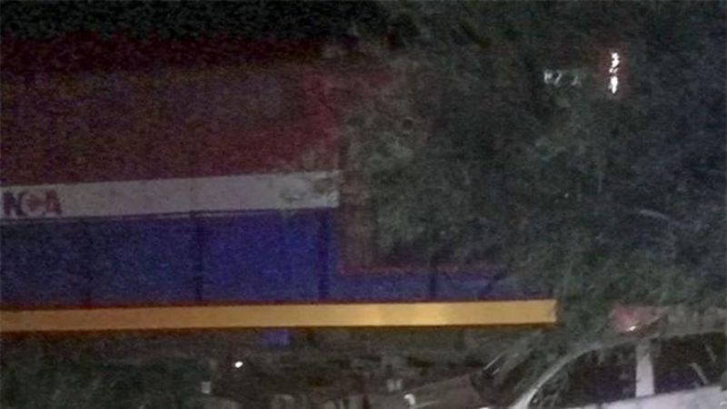 Jóvenes a bordo de una camioneta chocaron contra un tren