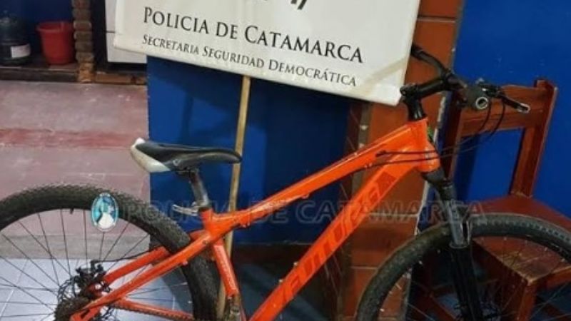 Vio a la policía y dejó abandonada la bicicleta en la que andaba