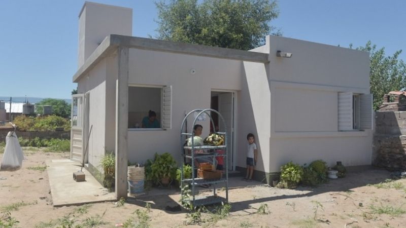 Jalil entregó viviendas a familias relocalizadas