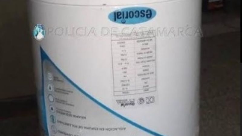 Llevaba un termotanque por la calle, vio a la policía, y lo dejó abandonado