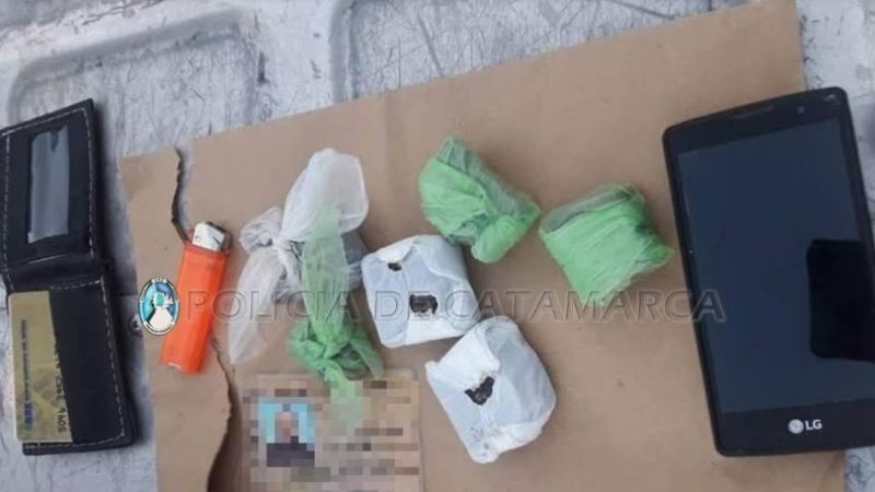 Iban en el colectivo con droga, y los detuvieron