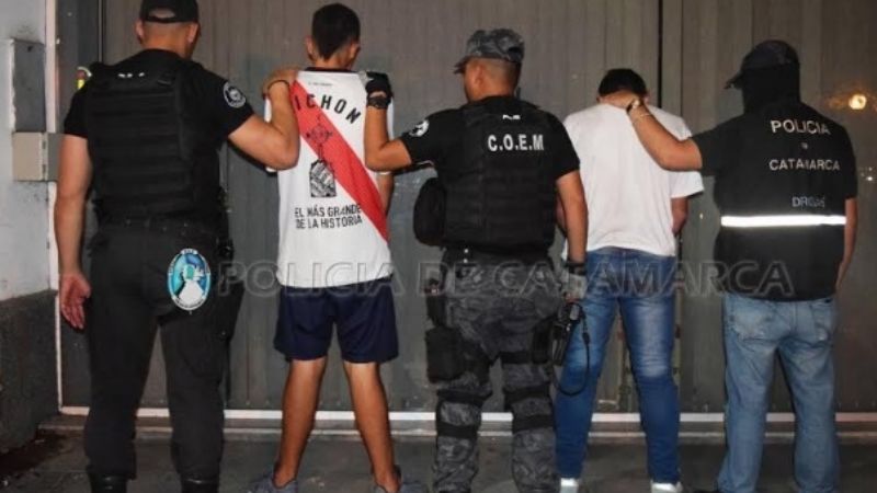 Iban en el colectivo con droga, y los detuvieron