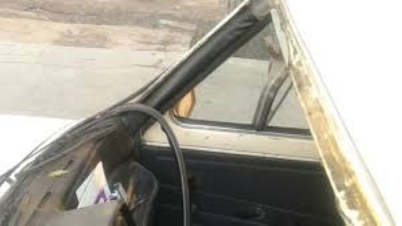Intentaron robar el parabrisas de un auto estacionado en la calle