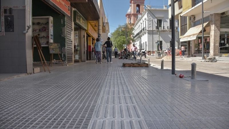 Instalan baldosas podotáctiles para circuitos no videntes