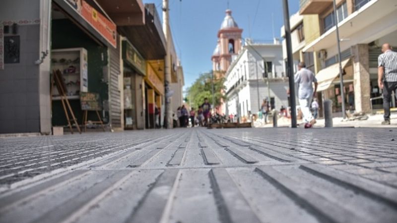 Instalan baldosas podotáctiles para circuitos no videntes
