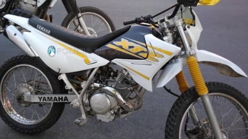 Cruzó un semáforo en rojo, lo detuvieron, y la moto era robada