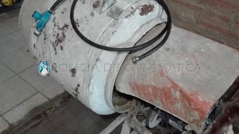 Encuentran una hormigonera oculta en un baldío