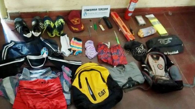 Encontraron cosas robadas, en un auto abandonado