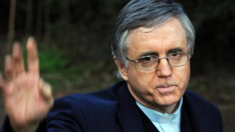 Le extraerán una muestra de ADN al padre Grassi