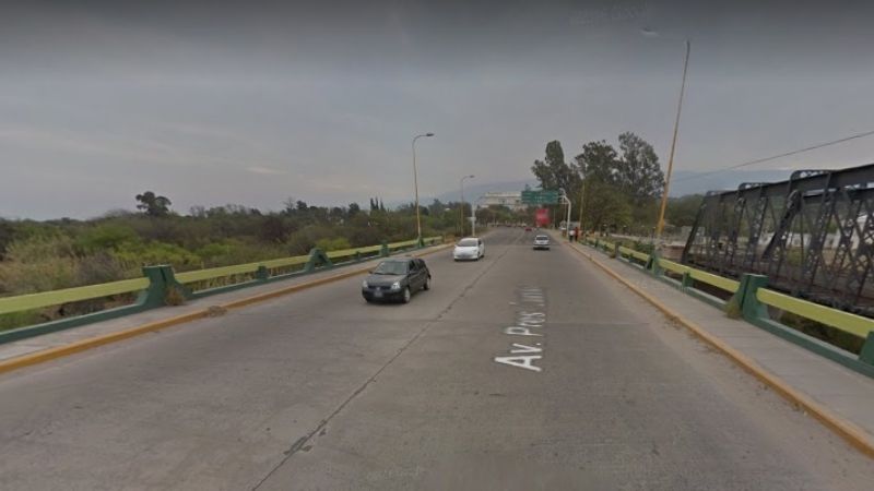 Policías evitaron que un joven se tire de un puente