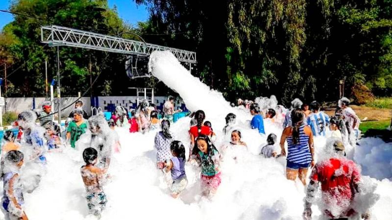 Con una fiesta de espuma, se cerró la colonia de vacaciones en Tinogasta