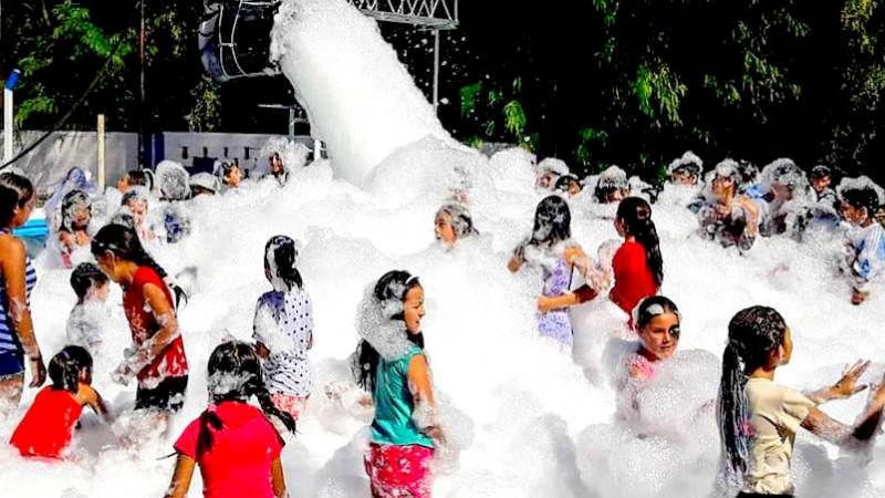 Con una fiesta de espuma, se cerró la colonia de vacaciones en Tinogasta