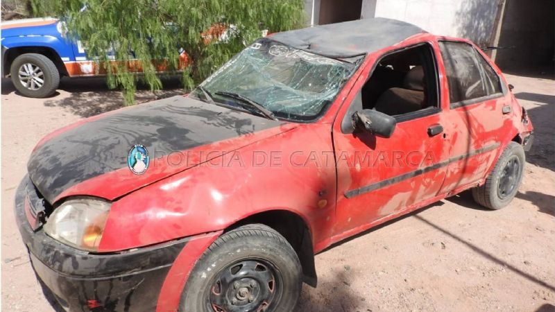 Dos jóvenes robaron un auto y volcaron, uno está grave