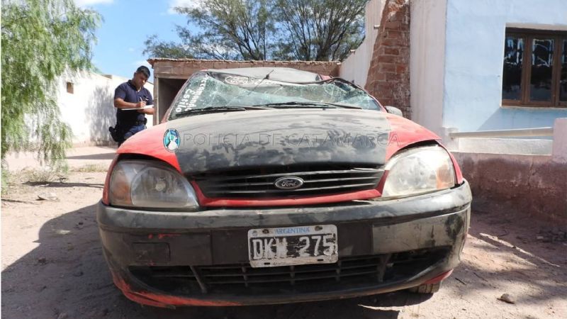Dos jóvenes robaron un auto y volcaron, uno está grave