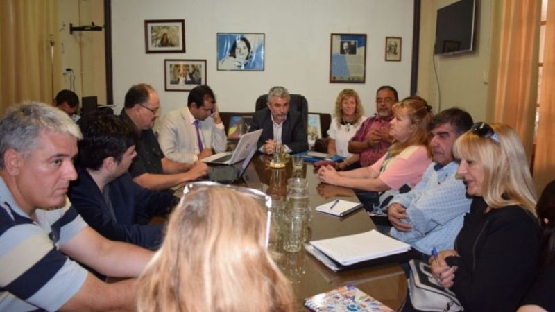 Los gremios docentes se reúnen con el Gobierno para cerrar un acuerdo