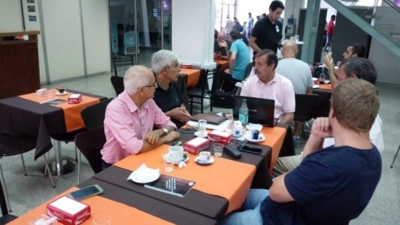 Reunión y acuerdo para la producción de aceite de oliva orgánico en el Valle Central