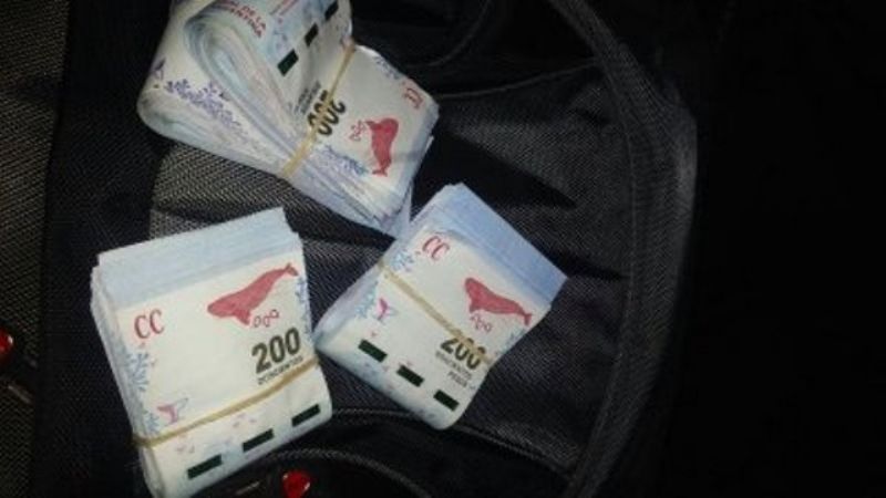 Se llevó una mochila equivocada que tenía dinero y la entregó a la Policía