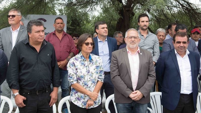 Lucía entregó maquinaria agrícola a productores de Capayán