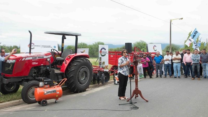 Lucía entregó maquinaria agrícola a productores de Capayán