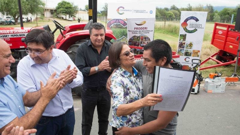 Lucía entregó maquinaria agrícola a productores de Capayán