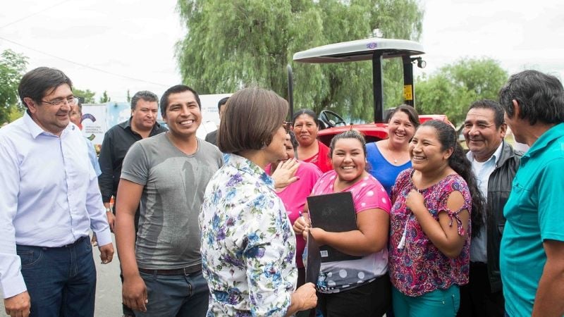 Lucía entregó maquinaria agrícola a productores de Capayán