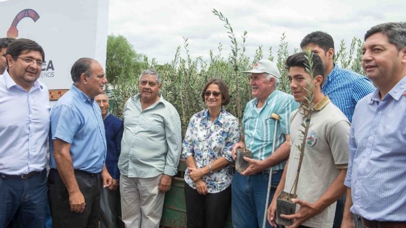 Lucía entregó maquinaria agrícola a productores de Capayán