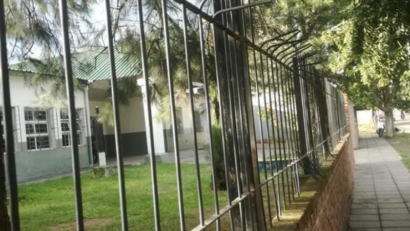 Vándalos rompieron las rejas de una escuela en Los Altos
