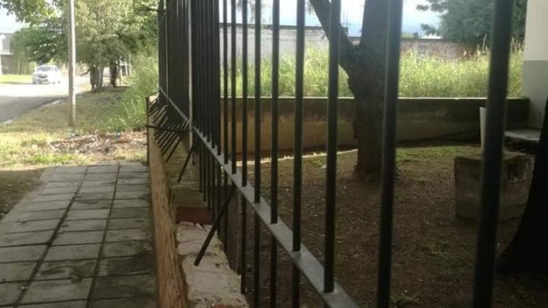 Vándalos rompieron las rejas de una escuela en Los Altos