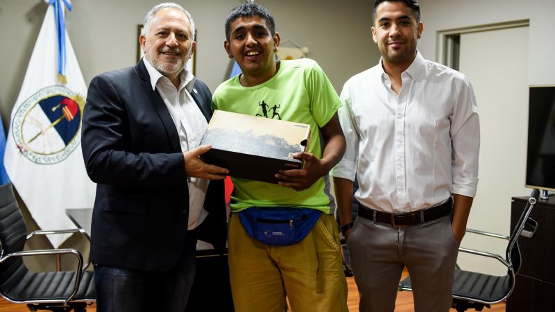 El atleta belicho Sergio Córdoba recibió nuevo calzado