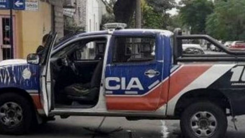 Móvil policial chocó a un taxi y provocó una colisión con otros autos estacionados
